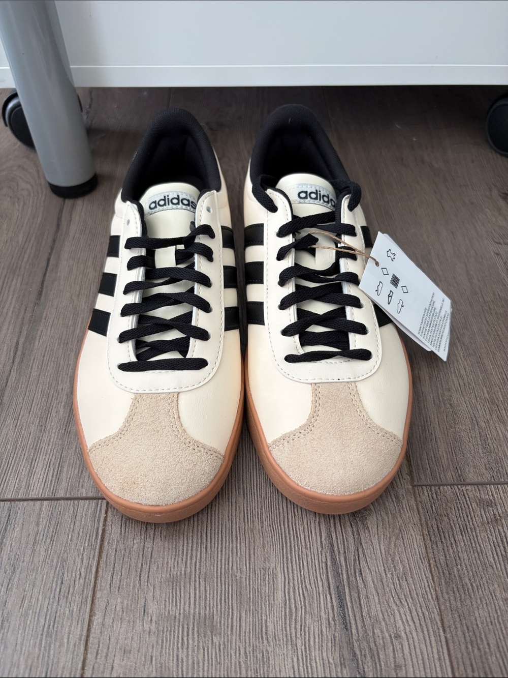 NWT Adidas Cream & Black Gum Sole Sneakers. Women’s size 7 - Picture 4 of 6